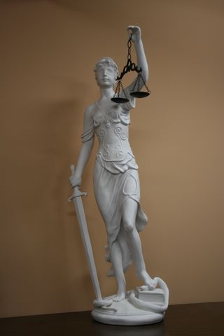 EXTRAORDINARY LADY JUSTICE SCULPTURE STATUE